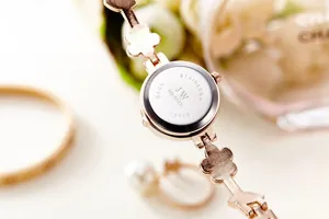 Dettaglio dell'orologio al quarzo JW 8022L oro rosa con retro in acciaio e cinturino trifoglio