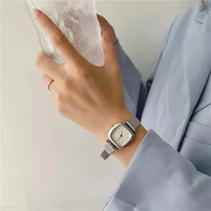 Montre à Quartz Carrée Minimaliste pour Femmes Avec Bracelet en Maille Milanaise Acier Inoxydable Montre de Mode pour Dames