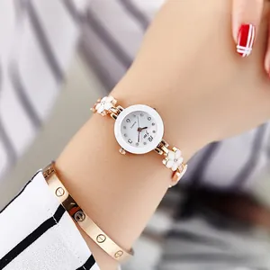 Orologio al quarzo donna con quadrante floreale e bracciale a maglie dorate