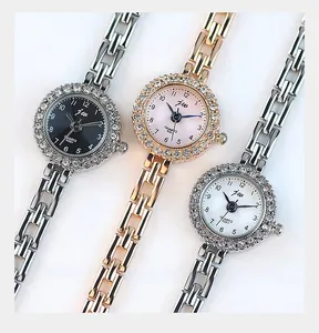 Trois élégantes montres à quartz avec lunettes en strass et bracelets métalliques argent et rose