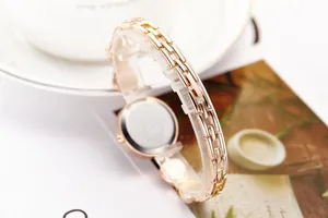 Detailaufnahme des roségoldenen Uhrengehäuses und des polierten H-Link Metallarmbands
