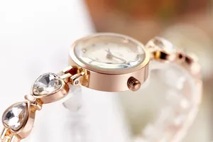 Detailansicht der roségoldenen Uhr mit herzförmigem Armband aus Kristallelementen
