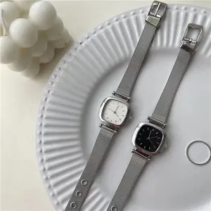 Détail de montres à quartz carrées minimalistes pour femmes avec bracelets en maille argentée