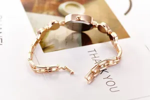 Detailansicht der Damen-Armbanduhr in Roségold mit Schmuckverschluss und feinem Metallband