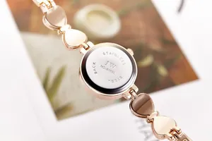Nahaufnahme der JW 8189L Damenuhr in Roségold mit Edelstahlboden und Herz-Armband-Detail