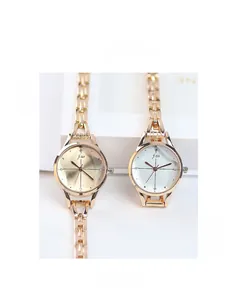 Détail de montres à chaîne dorée rose avec cadrans minimalistes champagne et blancs