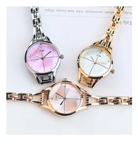 Détails de trois montres à quartz pour femmes en argent, or et or rose avec bracelet métal