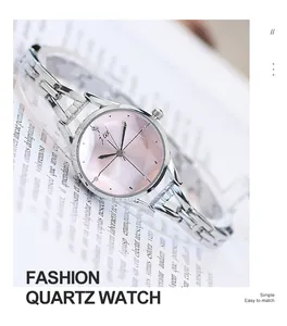 Gros plan d'une montre en acier argenté avec cadran rose et index en strass brillants