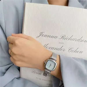 Montre carrée chic pour femme avec cadran bleu clair et bracelet en maille argent