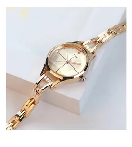 Vue macro détaillée d'une montre de mode or rose avec bracelet chaîne évidé