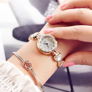 Damen Quarzuhr in Roségold mit Herz-Kristallarmband und passendem Silber-Armreif-Set