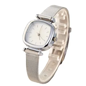 Montre à quartz carrée minimaliste pour femme avec bracelet en maille milanaise argentée