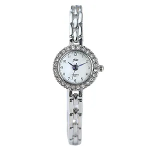 Montre à quartz élégante pour femme avec bracelet en acier argenté et lunette en cristal