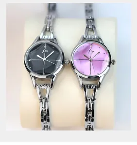Détail des cadrans en verre facetté et des bracelets chaîne argentés sur montres quartz femmes