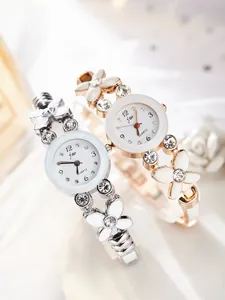 Détail des montres bracelets à fleurs en argent et or rose avec des cristaux étincelants