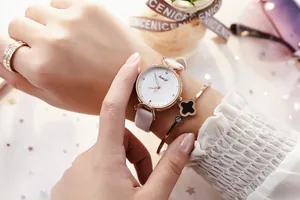Gros plan d'un coffret montre quartz femme avec bracelet trèfle et bague brillant