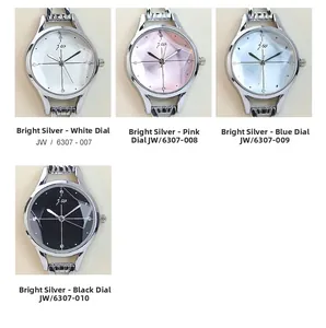 Vue détaillée de quatre montres pour femmes avec cadrans à facettes en plusieurs couleurs