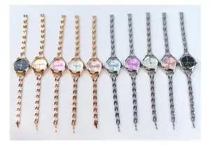 Vue à plat de montres femme à bracelet métallique en dix couleurs de cadran variées