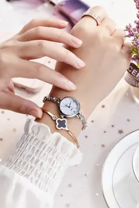Ensemble élégant avec petite montre à quartz, bracelet trèfle et bague scintillante