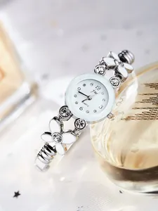 Gros plan détaillé du bracelet de montre argenté avec fleurs en émail et cristaux