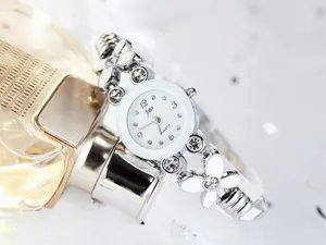 Vue détaillée de la montre quartz JW pour femme avec bracelet à fleurs en strass argenté