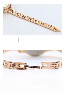 Détail du bracelet de montre en alliage or rose avec chaîne en H et fermoir bijou poli