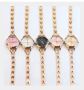Cinq élégantes montres à quartz pour femmes avec bracelets en métal or rose et cadrans variés