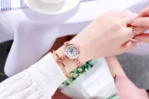 Détail de montre à quartz en or rose avec chiffres bleus et ensemble bracelet