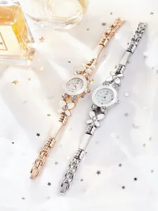 Vue détaillée des montres bracelets fleurs en or rose et argent avec cristaux