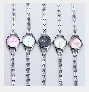 Gros plan de cinq montres élégantes pour femmes avec bracelet en métal et cadrans variés