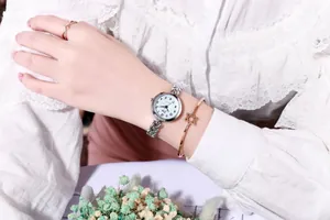 Gros plan d'une montre à quartz pour femme avec grands chiffres et bracelet chaîne