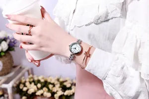 Montre à chaîne argentée avec grands chiffres et ensemble de bracelets étoiles au poignet