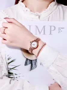 Nahaufnahme einer Damen-Netzuhr in Roségold mit Kristallarmband und passendem Ring