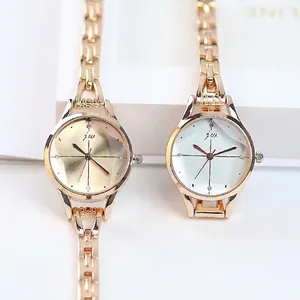 Montre élégante en or rose avec verre à facettes et index de cadran sertis de diamants