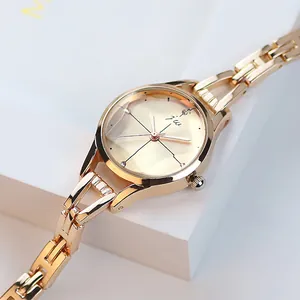 Montre à quartz élégante pour femme en or rose avec verre facetté et bracelet acier