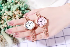Détail de la montre à quartz en or rose avec bracelet évidé en U et grands chiffres
