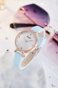 Vue détaillée d'une montre à quartz pour femme avec bracelet en cuir bleu ciel et boîtier doré