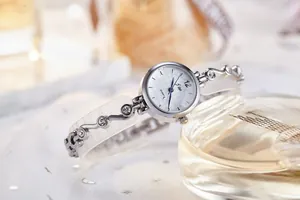 Vue détaillée d'une montre à quartz argentée pour femme avec bracelet strass et cadran blanc