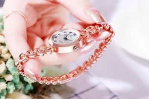 Détail de la montre bracelet en or rose montrant les chiffres arabes et le bracelet évidé
