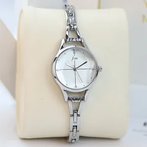 Montre élégante en acier argenté pour femme avec cadran blanc facetté et bracelet fin