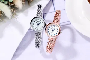 Gros plan de montres à quartz argentées et or rose avec bracelet chaîne et cadran à chiffres