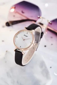 Détail d'une élégante montre à quartz pour femme avec boîtier en or rose et cuir noir