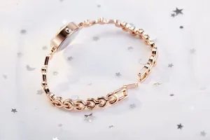 Détail du bracelet de montre en or rose avec chaîne géométrique élégante et boucle déployante