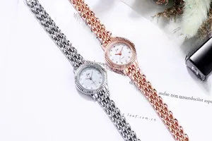 Nahaufnahme eleganter Damen-Quarzuhren in Silber und Roségold mit Strass-Zifferblatt
