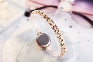 Détail du bracelet de montre en chaîne or rose avec maillons anneaux élégants