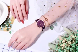 Elegante reloj de esfera cielo estrellado púrpura con correa de malla oro rosa y accesorios