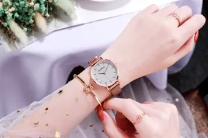Reloj de mujer oro rosa con correa de malla, esfera brillante y juego de joyería