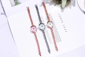 Détails de montres à quartz élégantes avec chiffres arabes et bracelets chaîne ajourés