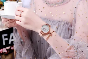 Reloj de malla magnética en oro rosa con pulsera de estrella y anillo para mujer