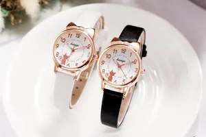 Detailansicht der niedlichen roségoldenen Katzenohr-Quarzuhr mit Schwarz-Weiß-Lederband